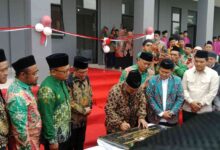 Mendikdasmen Abdul Mu'ti menandatangani prasasti peresmian MBS Kertek Wonosobo didampingi jajaran tokoh dan pengurus Muhammadiyah.