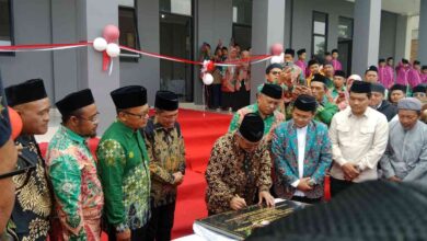 Mendikdasmen Abdul Mu'ti menandatangani prasasti peresmian MBS Kertek Wonosobo didampingi jajaran tokoh dan pengurus Muhammadiyah.