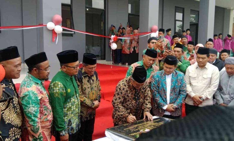 Mendikdasmen Abdul Mu'ti menandatangani prasasti peresmian MBS Kertek Wonosobo didampingi jajaran tokoh dan pengurus Muhammadiyah.