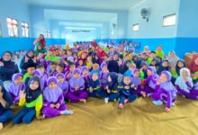 Siswa PAUD dan guru berfoto bersama meriahkan Milad ke-107 TK ABA di Pemalang
