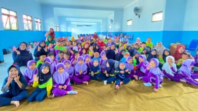Siswa PAUD dan guru berfoto bersama meriahkan Milad ke-107 TK ABA di Pemalang