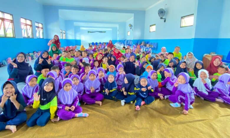 Siswa PAUD dan guru berfoto bersama meriahkan Milad ke-107 TK ABA di Pemalang