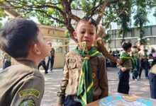 Murid SD Muhammadiyah PK Solo mengikuti lomba estafet karet dengan sedotan dalam semarak perayaan HUT ke-81 RI.