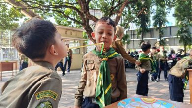 Murid SD Muhammadiyah PK Solo mengikuti lomba estafet karet dengan sedotan dalam semarak perayaan HUT ke-81 RI.