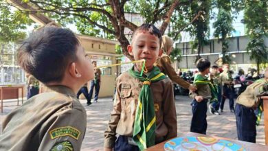 Murid SD Muhammadiyah PK Solo mengikuti lomba estafet karet dengan sedotan dalam semarak perayaan HUT ke-81 RI.
