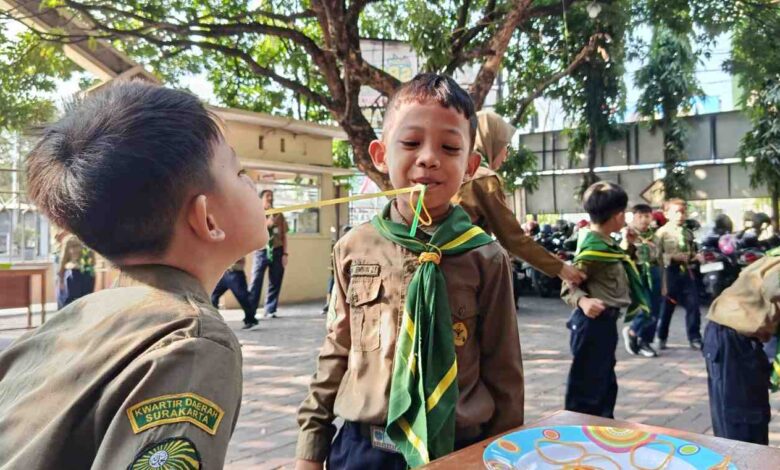 Murid SD Muhammadiyah PK Solo mengikuti lomba estafet karet dengan sedotan dalam semarak perayaan HUT ke-81 RI.