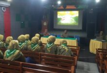 Kader dan pimpinan Hizbul Wathan SMA Muhammadiyah 1 Pekajangan mengikuti pembukaan Musyawarah Qabilah (MusQab) di dalam aula sekolah.