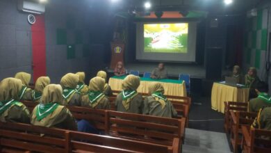 Kader dan pimpinan Hizbul Wathan SMA Muhammadiyah 1 Pekajangan mengikuti pembukaan Musyawarah Qabilah (MusQab) di dalam aula sekolah.
