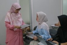 Dosen pembina DKPTI UMS sedang memberikan pendampingan dan peninjauan berkas laporan kepada mahasiswa peserta P2MW UMS 2026.