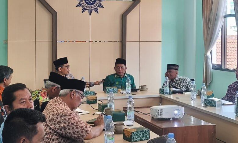 Pengurus PWM Jawa Tengah dan PDM Purworejo saat menggelar rapat Turba pembahasan AUM dan IKU organisasi.