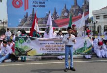 Ratusan siswa SMK Muhammadiyah 1 Semarang (Mutusmart) menggelar pawai unik mendukung MTQ Nasional 31 Semarang. Gambar menunjukkan barisan siswa membawa bendera, spanduk, dan replika Al-Qur'an.