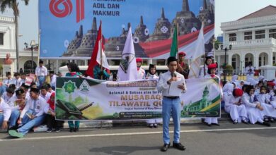 Ratusan siswa SMK Muhammadiyah 1 Semarang (Mutusmart) menggelar pawai unik mendukung MTQ Nasional 31 Semarang. Gambar menunjukkan barisan siswa membawa bendera, spanduk, dan replika Al-Qur'an.