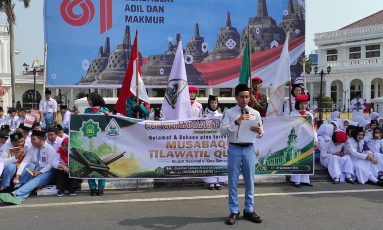 Ratusan siswa SMK Muhammadiyah 1 Semarang (Mutusmart) menggelar pawai unik mendukung MTQ Nasional 31 Semarang. Gambar menunjukkan barisan siswa membawa bendera, spanduk, dan replika Al-Qur'an.