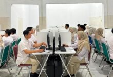 Mahasiswa D3 Rekam Medis AKMT Temanggung sedang serius mengerjakan soal UKOM RMIK berbasis CBT di laboratorium kampus.