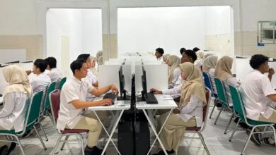 Mahasiswa D3 Rekam Medis AKMT Temanggung sedang serius mengerjakan soal UKOM RMIK berbasis CBT di laboratorium kampus.
