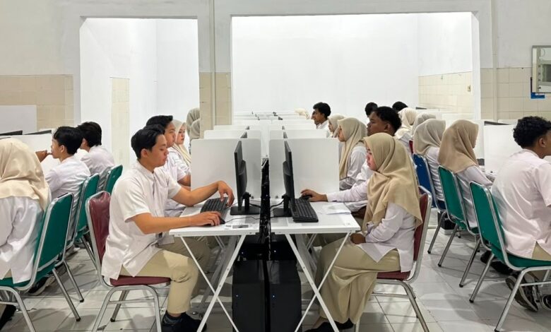 Mahasiswa D3 Rekam Medis AKMT Temanggung sedang serius mengerjakan soal UKOM RMIK berbasis CBT di laboratorium kampus.