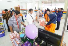 Pengunjung dan civitas akademika UMS berbelanja di minimarket 58mart untuk program bantuan gempa NTT.