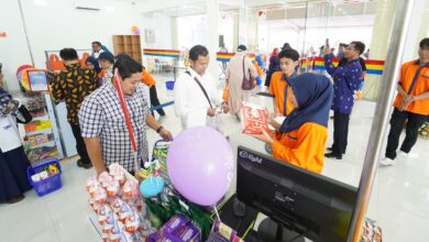 Pengunjung dan civitas akademika UMS berbelanja di minimarket 58mart untuk program bantuan gempa NTT.