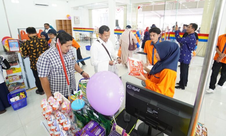 Pengunjung dan civitas akademika UMS berbelanja di minimarket 58mart untuk program bantuan gempa NTT.