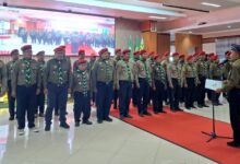 Prosesi pengukuhan dan pelantikan Ahli Pandu Kwarwil Hizbul Wathan Jawa Tengah di atas panggung dalam acara Silatnas di Kebumen. Tampak jajaran kader berbaris rapi di depan instruktur.
