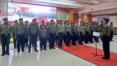 Prosesi pengukuhan dan pelantikan Ahli Pandu Kwarwil Hizbul Wathan Jawa Tengah di atas panggung dalam acara Silatnas di Kebumen. Tampak jajaran kader berbaris rapi di depan instruktur.