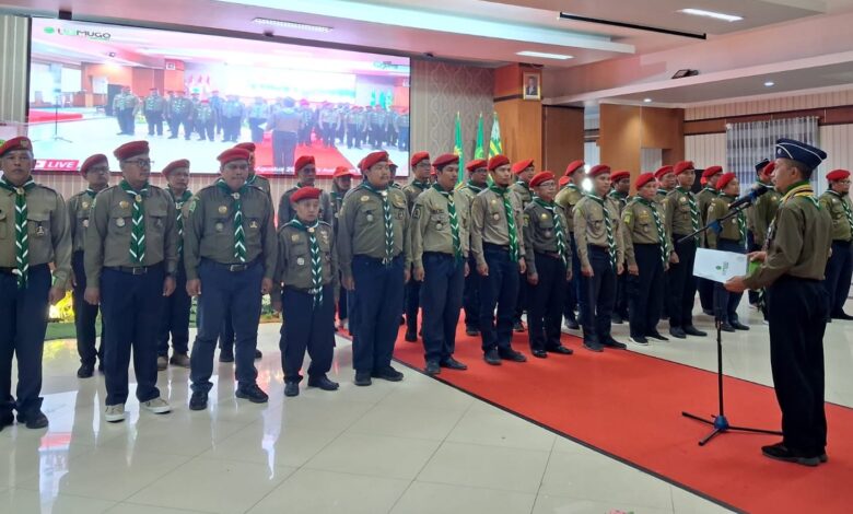 Prosesi pengukuhan dan pelantikan Ahli Pandu Kwarwil Hizbul Wathan Jawa Tengah di atas panggung dalam acara Silatnas di Kebumen. Tampak jajaran kader berbaris rapi di depan instruktur.