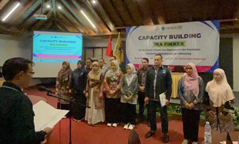 Pelantikan pengurus IKA FIKKES UNIMUS untuk memperkuat sinergi tenaga kesehatan di Laras Asri Resort Salatiga.