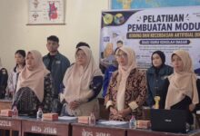Para guru UPT SDN 01 Solok Bio Bio dan mahasiswa KKN 154 UMRI berdiri saat pembukaan pelatihan Canva AI untuk guru.