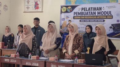 Para guru UPT SDN 01 Solok Bio Bio dan mahasiswa KKN 154 UMRI berdiri saat pembukaan pelatihan Canva AI untuk guru.
