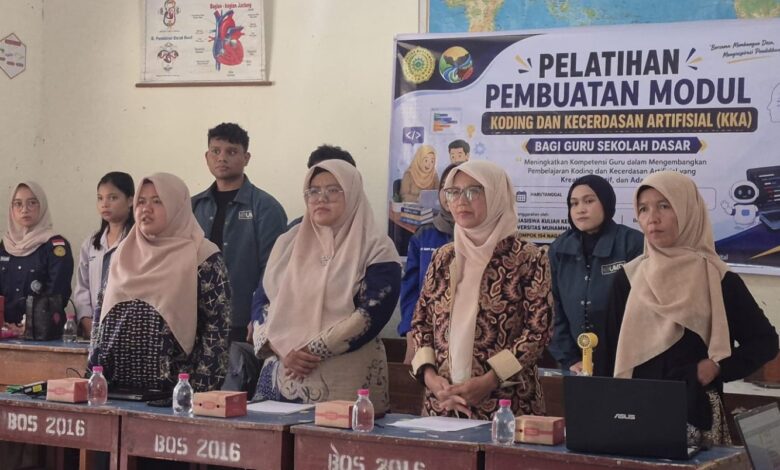 Para guru UPT SDN 01 Solok Bio Bio dan mahasiswa KKN 154 UMRI berdiri saat pembukaan pelatihan Canva AI untuk guru.