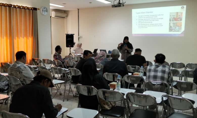 Suasana pelatihan klien standar oleh Prodi Pendidikan Profesi Ners FIKKES UNIMUS Semarang jelang pelaksanaan OSCE.