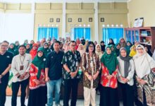 Peserta dan pemateri Pelatihan Manajemen Usaha UMKM Aisyiyah Temanggung foto bersama di Kantor PDA Temanggung.
