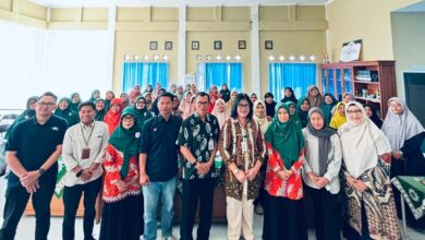 Peserta dan pemateri Pelatihan Manajemen Usaha UMKM Aisyiyah Temanggung foto bersama di Kantor PDA Temanggung.