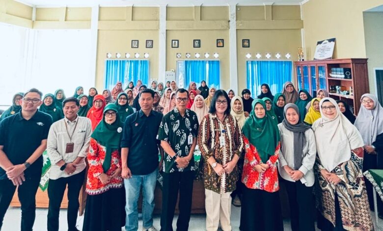 Peserta dan pemateri Pelatihan Manajemen Usaha UMKM Aisyiyah Temanggung foto bersama di Kantor PDA Temanggung.