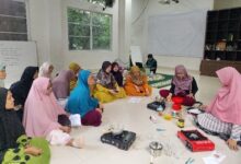 Peserta majelis taklim mengikuti pelatihan pembuatan lilin hias limbah minyak sawit bersama dosen UHAMKA.