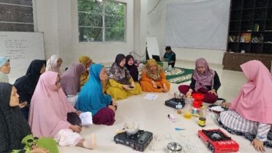 Peserta majelis taklim mengikuti pelatihan pembuatan lilin hias limbah minyak sawit bersama dosen UHAMKA.