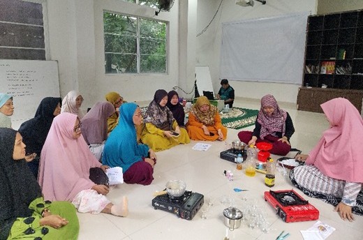 Peserta majelis taklim mengikuti pelatihan pembuatan lilin hias limbah minyak sawit bersama dosen UHAMKA.