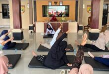Peserta pelatihan mempraktikkan gerakan senam hamil trimester 2 dan 3 yang aman dipandu oleh instruktur fisioterapi UMS di Balai Desa Kadilangu, Baki.