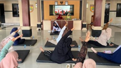 Peserta pelatihan mempraktikkan gerakan senam hamil trimester 2 dan 3 yang aman dipandu oleh instruktur fisioterapi UMS di Balai Desa Kadilangu, Baki.