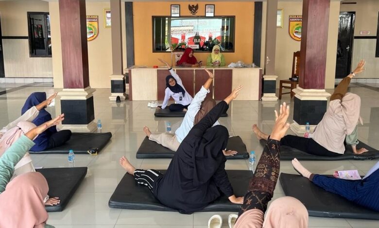 Peserta pelatihan mempraktikkan gerakan senam hamil trimester 2 dan 3 yang aman dipandu oleh instruktur fisioterapi UMS di Balai Desa Kadilangu, Baki.