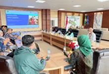 Staf PWM Jateng mengikuti pelatihan tata kelola kearsipan dan manajemen arsip dinamis di ruang rapat utama.