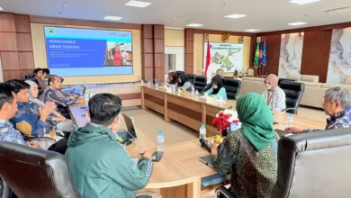Staf PWM Jateng mengikuti pelatihan tata kelola kearsipan dan manajemen arsip dinamis di ruang rapat utama.