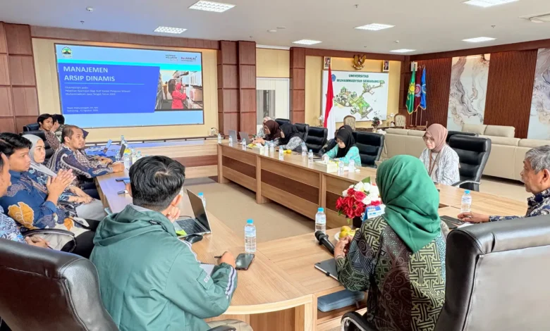 Staf PWM Jateng mengikuti pelatihan tata kelola kearsipan dan manajemen arsip dinamis di ruang rapat utama.