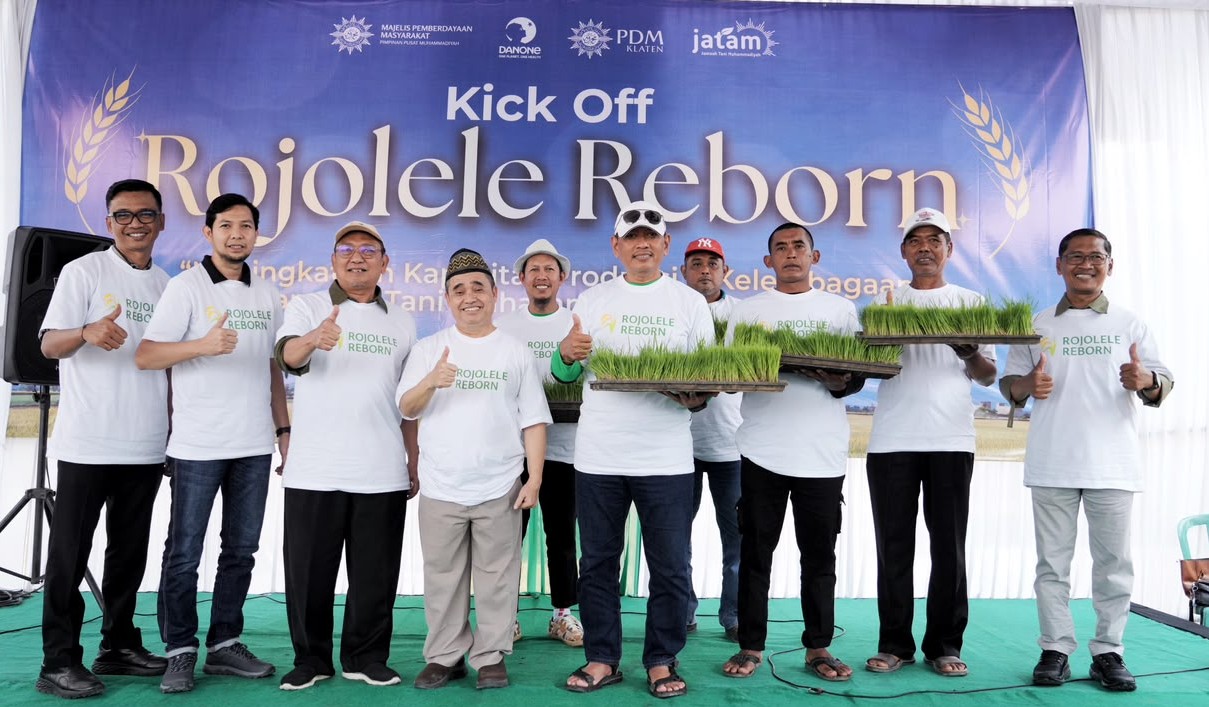 Jajaran pimpinan Muhammadiyah dan mitra strategis memegang bibit padi pada acara Kick Off Rojolele Reborn untuk mewujudkan pertanian berkelanjutan.