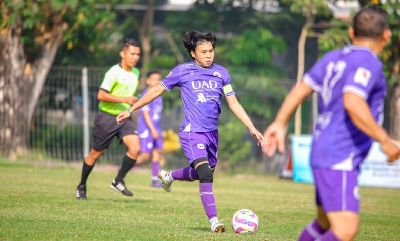 Pemain UAD nomor punggung 10 membawa bola dalam laga perebutan juara 3 UMY Cup 2026 lawan Bank BSI.