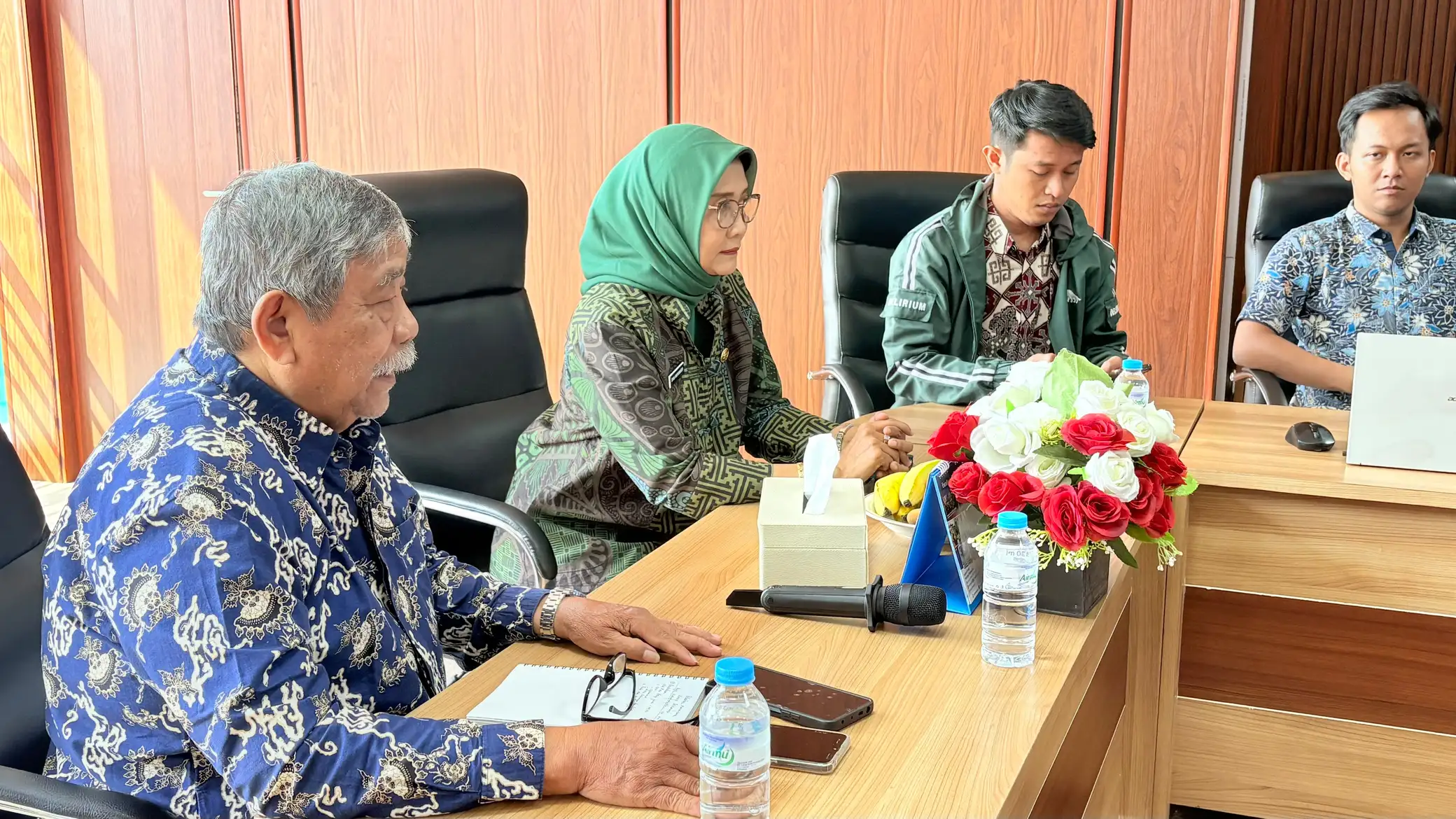 Eksekutif Senior PWM Jateng dan perwakilan Dinas Arsip saat memaparkan tata kelola kearsipan dan manajemen arsip dinamis.