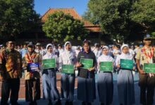 Siswa dan guru SMKN 9 Surakarta berfoto bersama saat penyerahan penghargaan pada peringatan Hari Anak Nasional 2026.