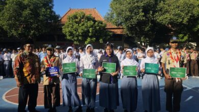 Siswa dan guru SMKN 9 Surakarta berfoto bersama saat penyerahan penghargaan pada peringatan Hari Anak Nasional 2026.