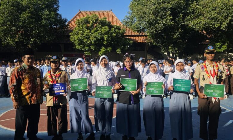 Siswa dan guru SMKN 9 Surakarta berfoto bersama saat penyerahan penghargaan pada peringatan Hari Anak Nasional 2026.