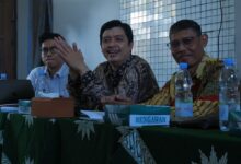 Jajaran pimpinan Dikdasmen PCM Colomadu tersenyum hangat saat memberikan arahan dalam agenda pembinaan kualitas pendidikan Muhammadiyah Colomadu di MIM Digdaya Bolon.